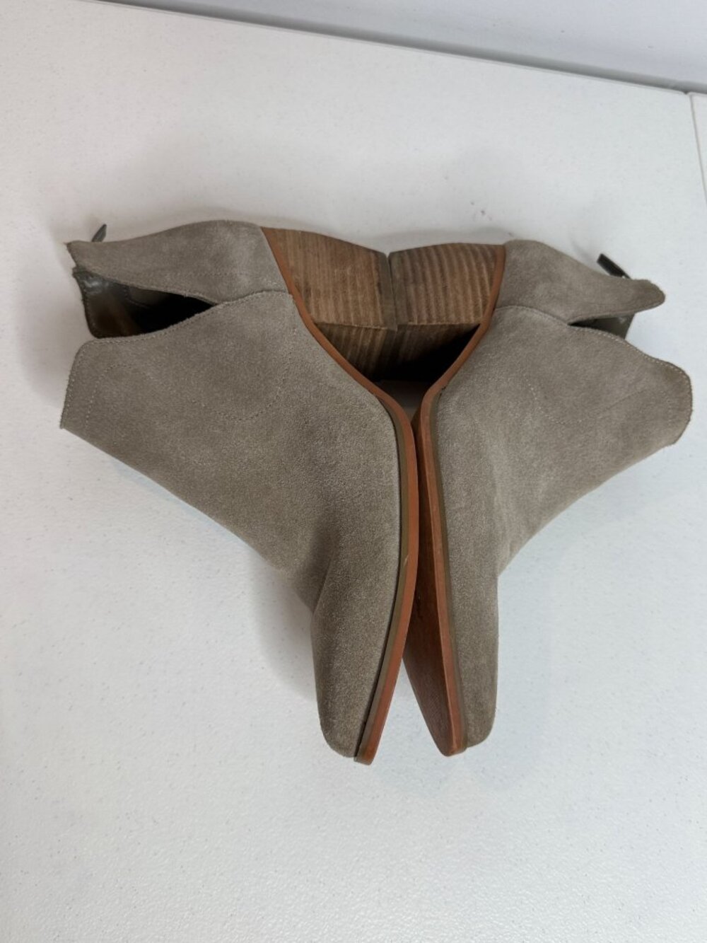 Vince Camuto 8.5 Gray Suede Cutout Block Heel Ankle Booties Western Boho - Picture 10 of 11